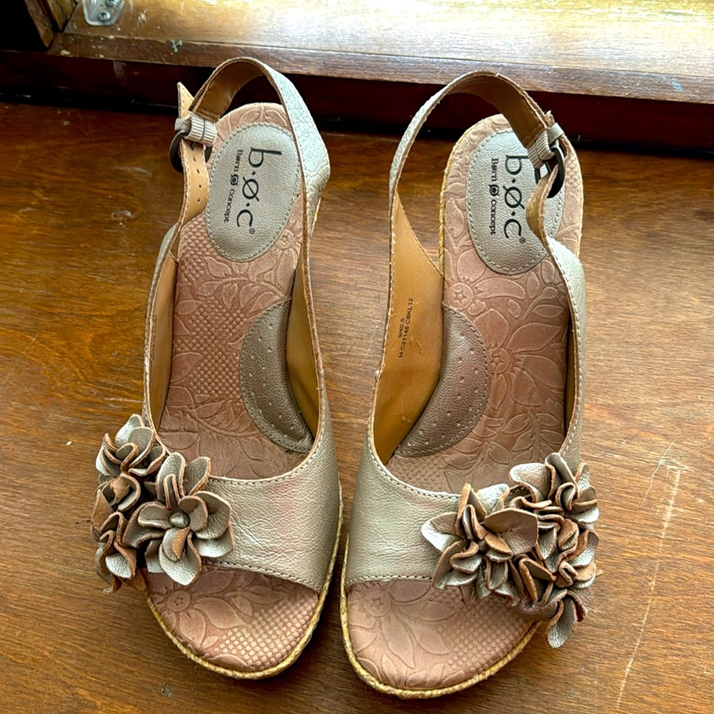 BOC Born Concept C21146 Frosty Brown Wicker Wedge Heel Slingback Flowers Size 9